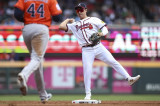 MLB 현지 중계진도 경악! 김하성 호수비에 "반대발 스텝으로 어떻게? 병살 수비 정말 놀라워" 극찬…3안타·4출루로 공수에서 최고 활약