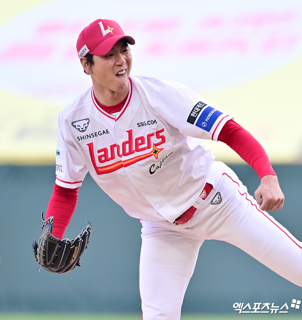 11일 오후 인천SSG랜더스필드에서 열린 '2025 신한 SOL Bank KBO리그' KIA 타이거즈와 SSG 랜더스의 더블헤더 2차전 경기, 1회초 SSG 선발투수 김광현이 공을 힘차게 던지고 있다. 엑스포츠뉴스 DB
