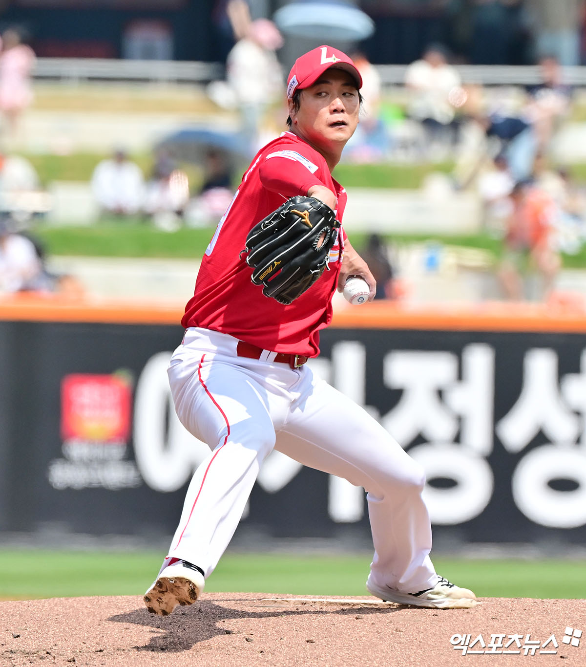 17일 오후 대전 한화생명 볼파크에서 열린 '2025 신한 SOL Bank KBO리그' SSG 랜더스와 한화 이글스의 더블헤더 1차전 경기, 1회말 SSG 선발투수 김광현이 공을 힘차게 던지고 있다. 엑스포츠뉴스 DB