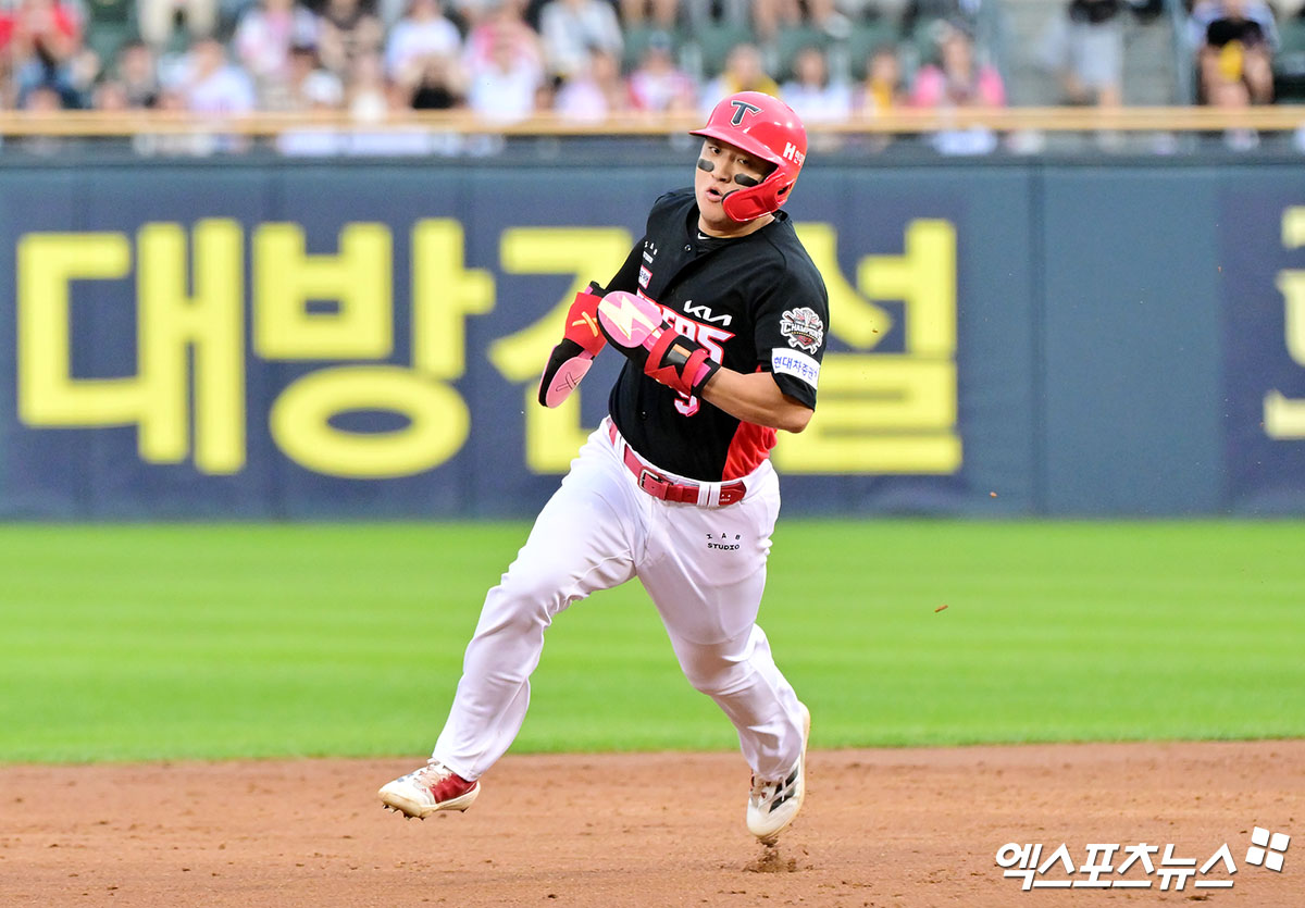 13일 오후 서울 송파구 잠실야구장에서 열린 '2025 신한 SOL Bank KBO리그' KIA 타이거즈와 LG 트윈스의 경기, 5회초 2사 1루 KIA 윤도현이 박찬호의 좌중간 안타때 홈으로 쇄도하고 있다. 엑스포츠뉴스 DB