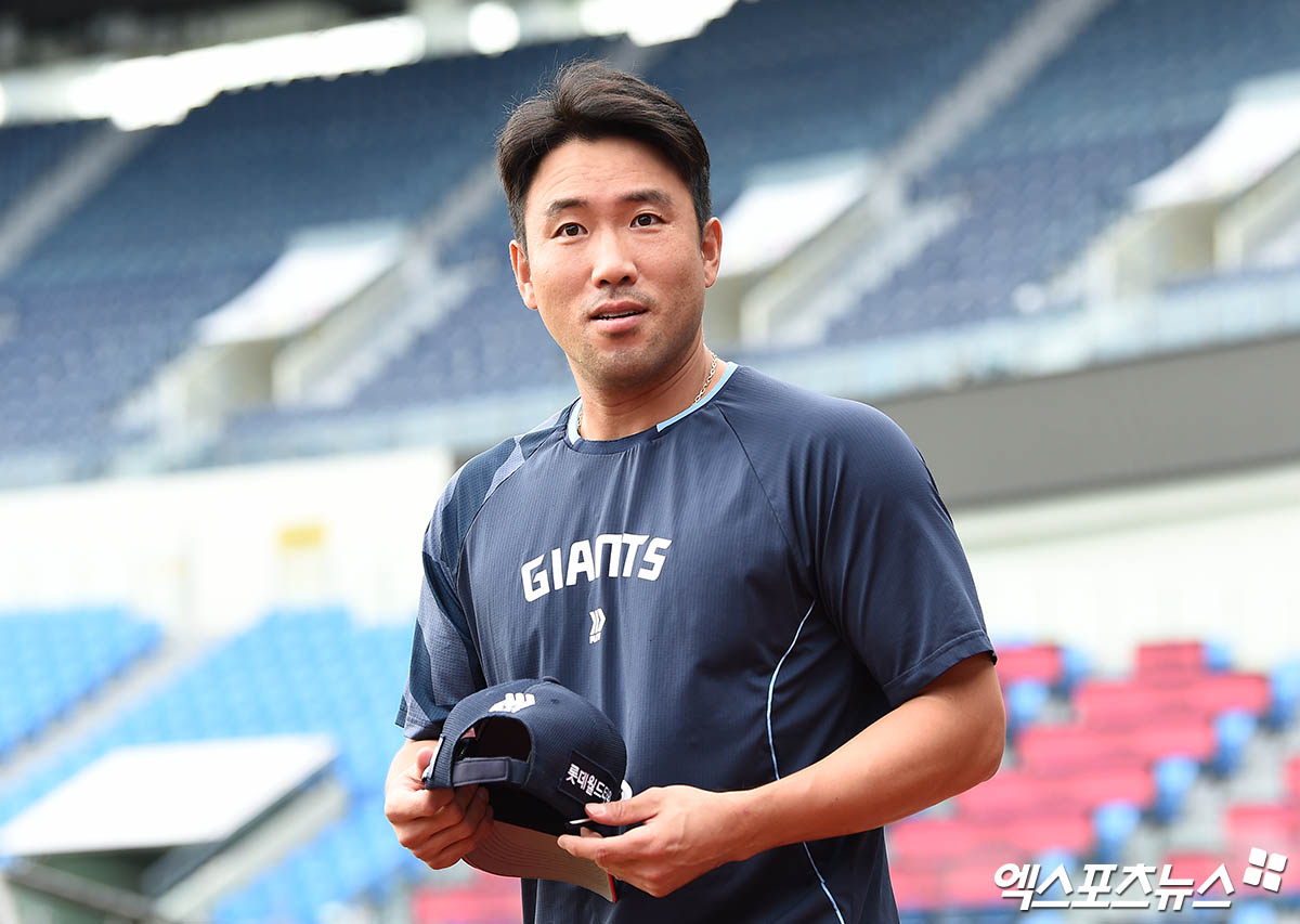 롯데 자이언츠 캡틴 전준우가 16일 대구 삼성 라이온즈파크에서 열리는 2025 신한 SOL Bank KBO리그 삼성 라이온즈와의 팀 간 14차전에 앞서 1군 엔트리에 등록됐다. 사진 엑스포츠뉴스 DB