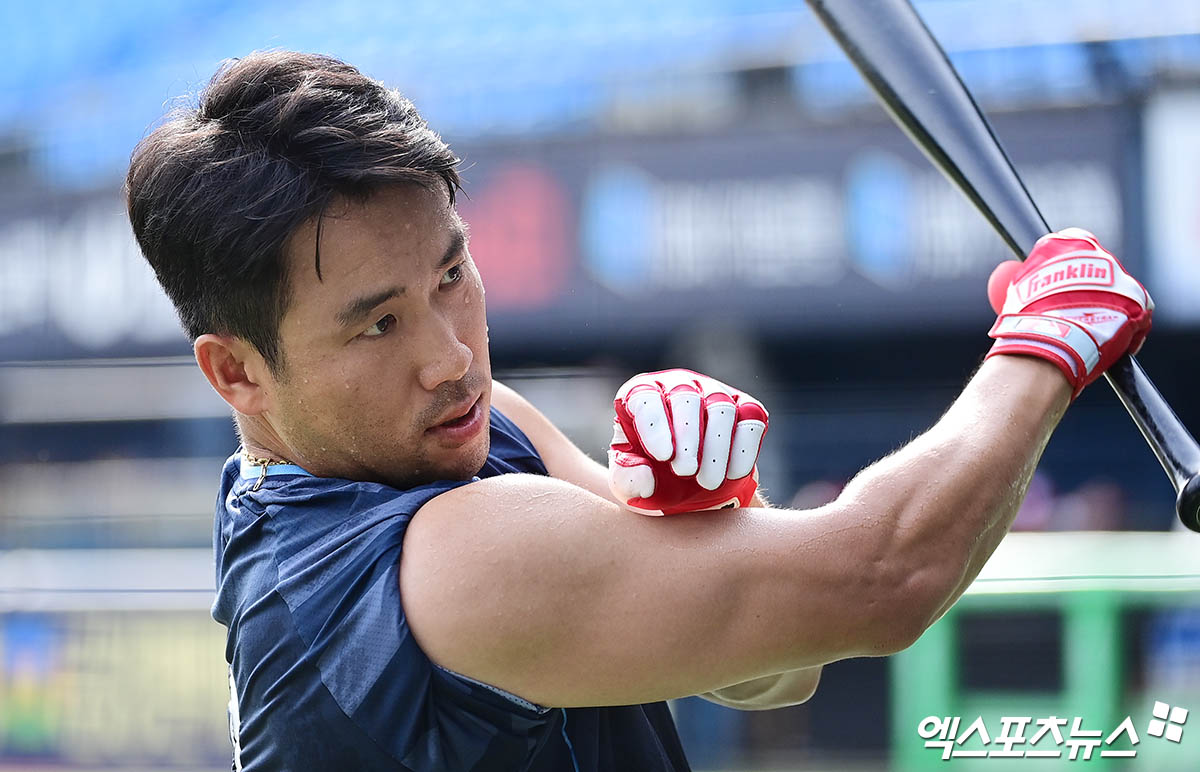 롯데 자이언츠 캡틴 전준우가 16일 대구 삼성 라이온즈파크에서 열리는 2025 신한 SOL Bank KBO리그 삼성 라이온즈와의 팀 간 14차전에 앞서 1군 엔트리에 등록됐다. 사진 엑스포츠뉴스 DB