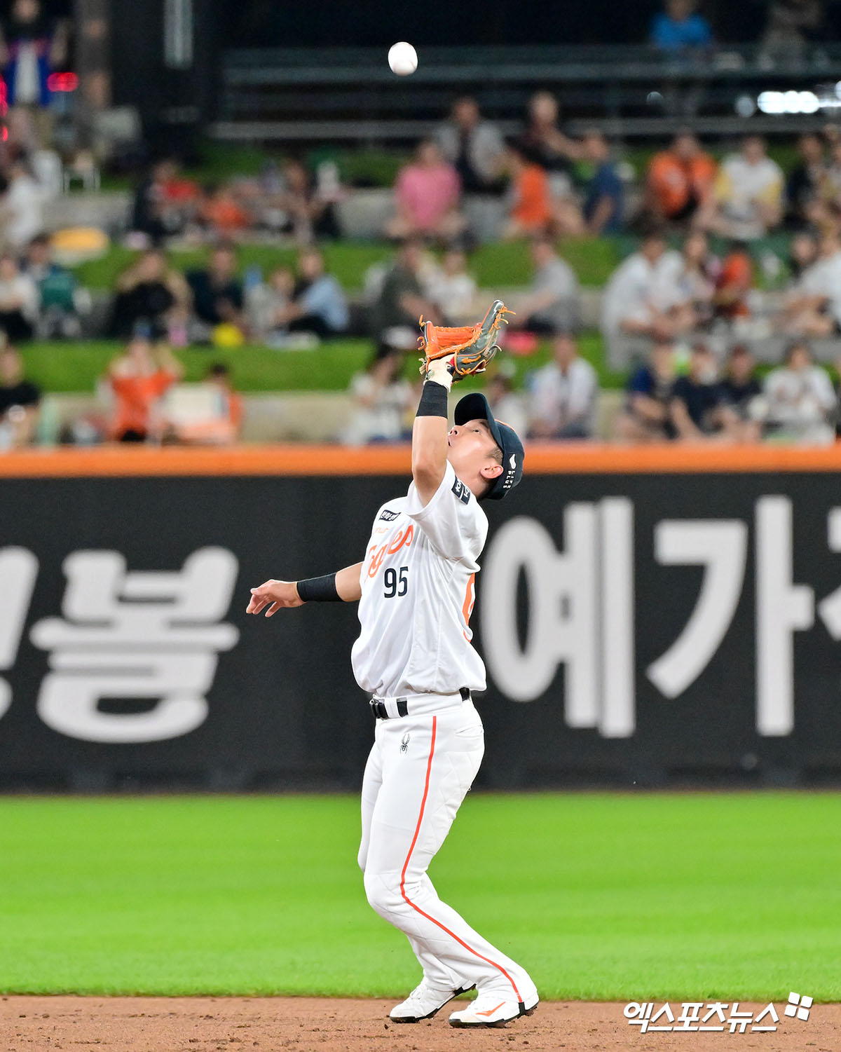 15일 오후 대전 한화생명 볼파크에서 열린 '2025 신한 SOL Bank KBO리그' 키움 히어로즈와 한화 이글스의 경기, 2회초 1사 한화 황영묵이 키움 임병욱의 타구를 잡아내고 있다. 엑스포츠뉴스DB