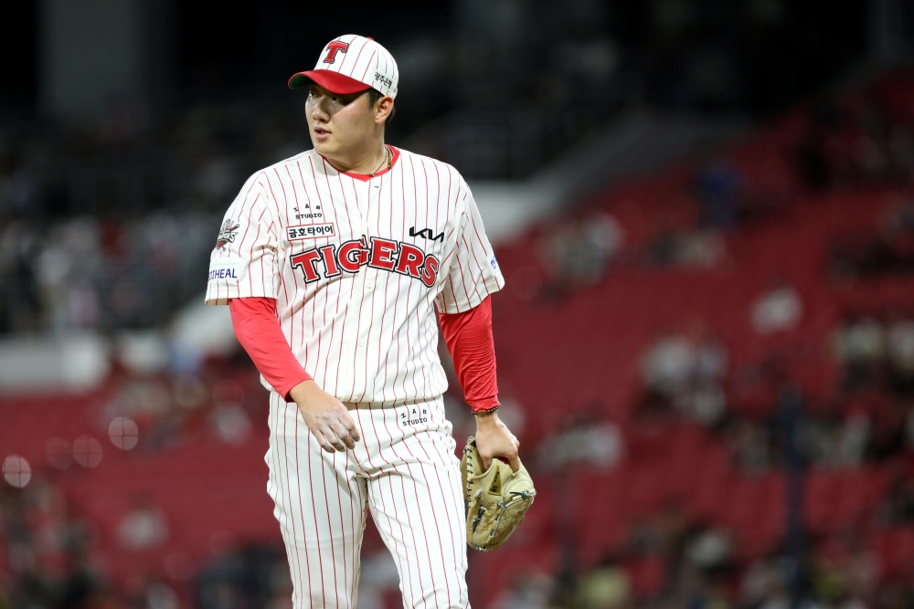 29일 오후 광주-KIA챔피언스필드에서 열린 '2025 신한 SOL Bank KBO리그' 두산 베어스와 KIA 타이거즈의 경기, KIA 김시훈이 이닝을 끝낸 뒤 내려오고 있다. KIA 타이거즈