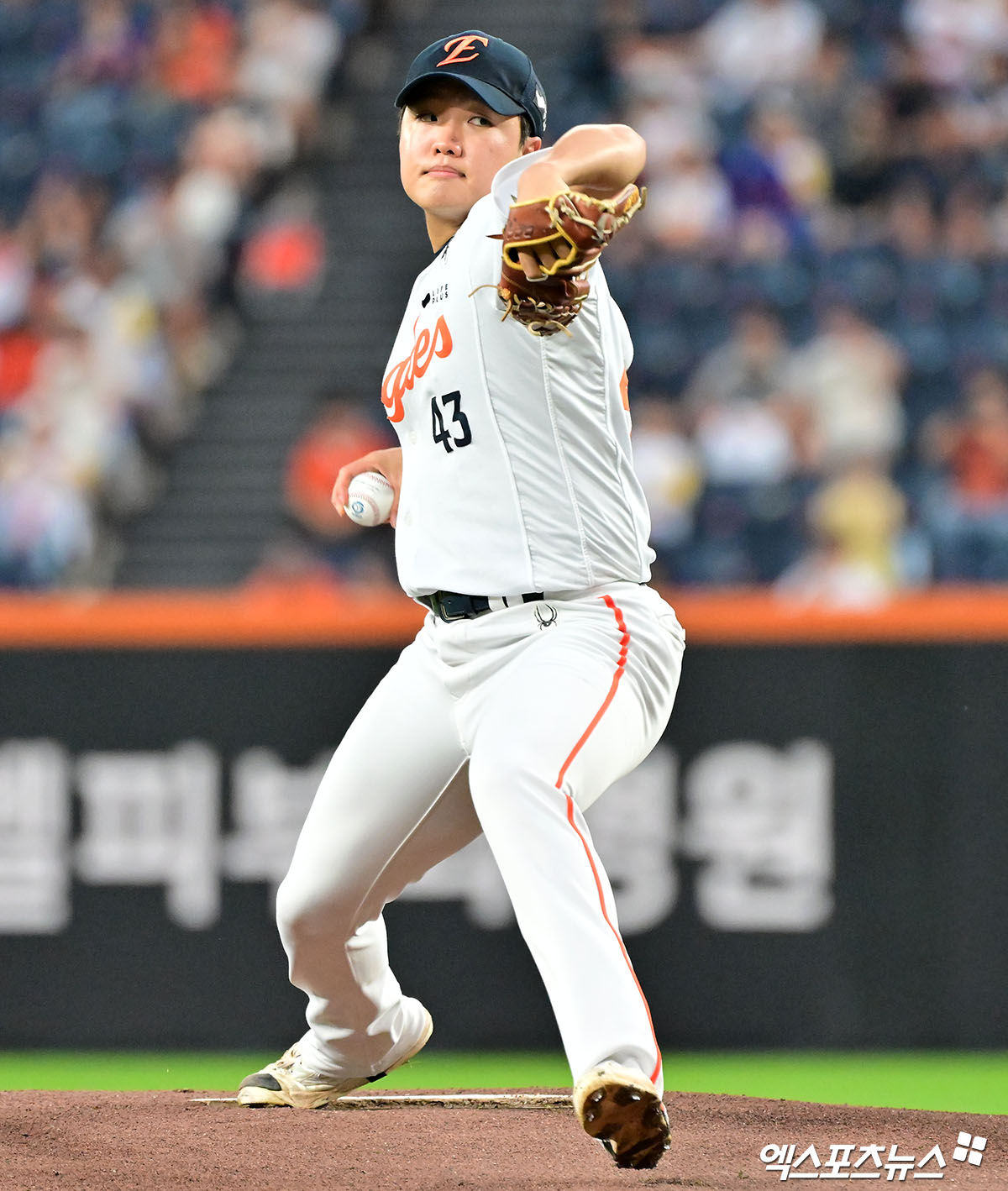 15일 오후 대전 한화생명 볼파크에서 열린 '2025 신한 SOL Bank KBO리그' 키움 히어로즈와 한화 이글스의 경기, 1회초 한화 선발투수 정우주가 공을 힘차게 던지고 있다. 엑스포츠뉴스 DB