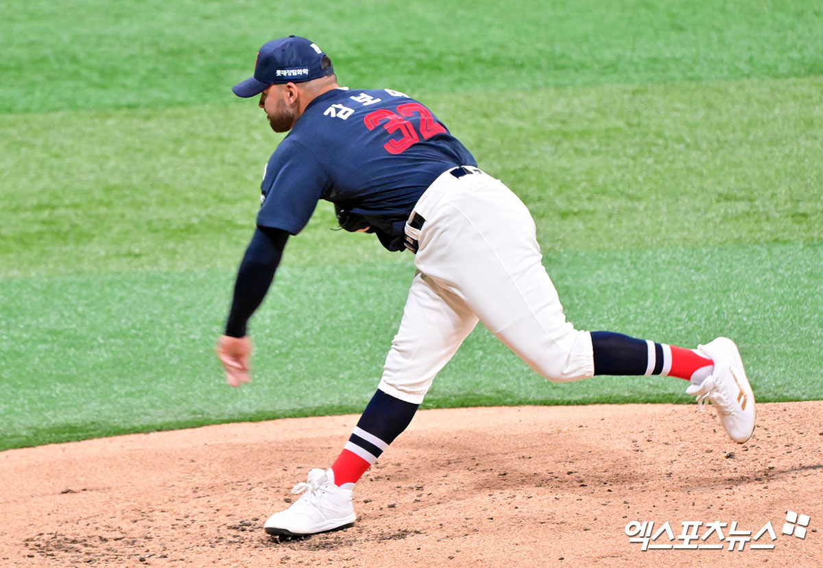 롯데 자이언츠 외국인 투수 알렉 감보아가 팔꿈치 통증 여파로 16일 대구 삼성라이온즈파크에서 열리는 2025 신한 SOL Bank KBO리그 삼성 라이온즈와의 팀 간 14차전 선발등판이 불발됐다. 사진 엑스포츠뉴스 DB