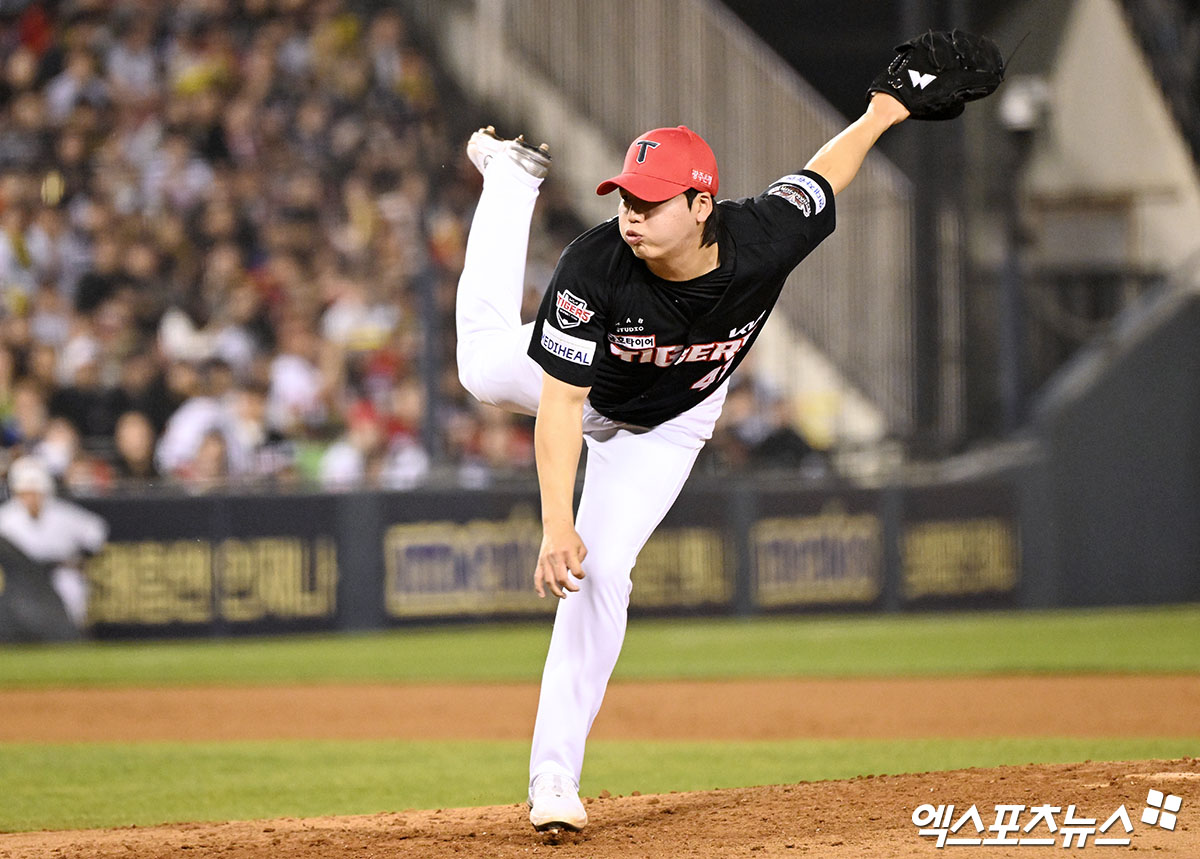 18일 오후 서울 송파구 잠실야구장에서 열린 '2025 신한 SOL Bank KBO리그' KIA 타이거즈와 두산 베어스의 경기, 5회말 KIA 황동하가 공을 힘차게 던지고 있다. 엑스포츠뉴스 DB