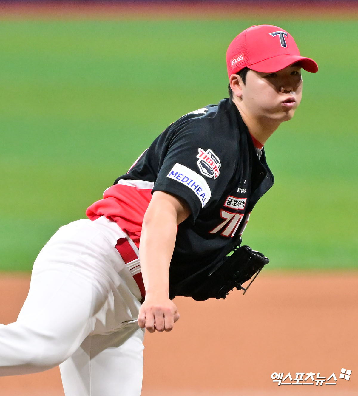 7일 오후 서울 구로구 고척스카이돔에서 열린 '2025 신한 SOL Bank KBO리그' KIA 타이거즈와 키움 히어로즈의 경기, 2회말 KIA 선발투수 황동하가 공을 힘차게 던지고 있다. 엑스포츠뉴스 DB