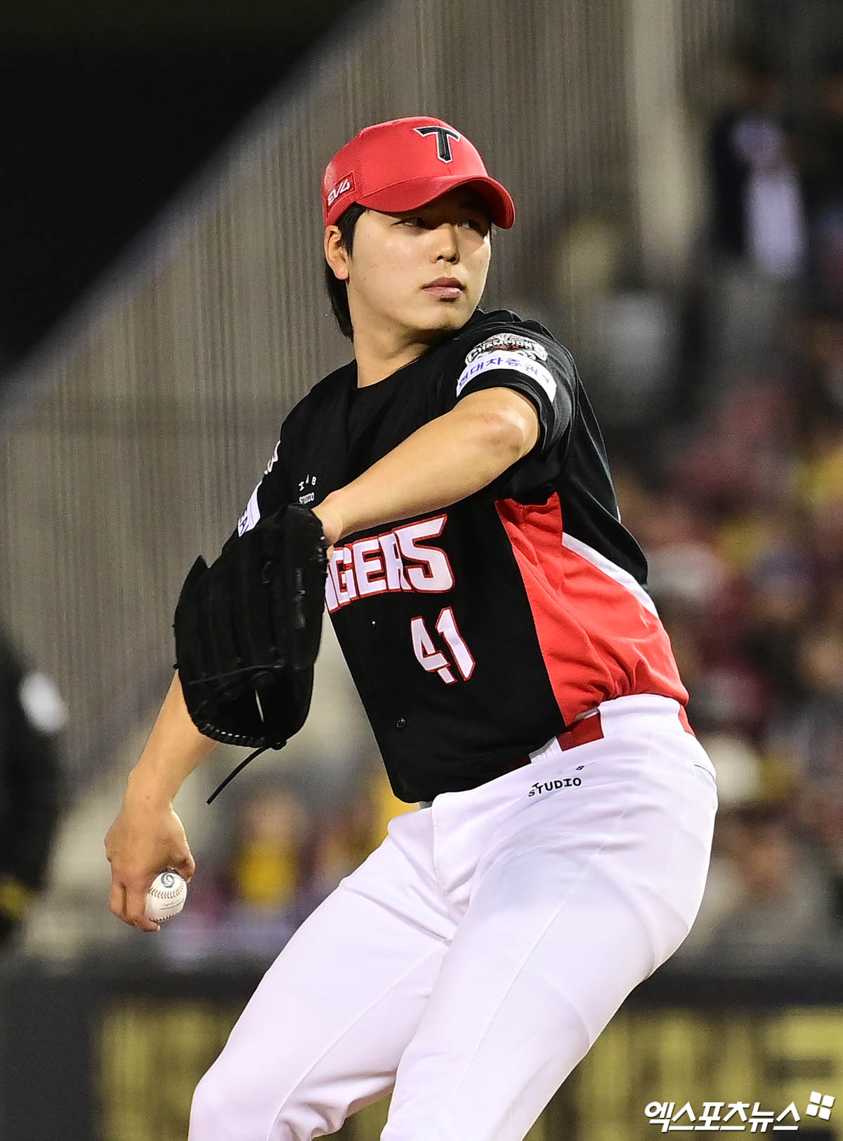 4일 오후 서울 송파구 잠실야구장에서 열린 '2025 신한 SOL Bank KBO리그' KIA 타이거즈와 LG 트윈스의 경기, 6회말 KIA 황동하가 역투하고 있다. 엑스포츠뉴스 DB