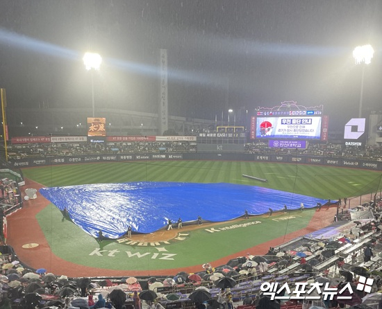 16일 2025 신한 SOL Bank KBO리그 LG 트윈스와 KT 위즈의 팀 간 14차전이 펼쳐지는 수원 KT위즈파크, 3회말 갑자기 굵어진 빗줄기로 인해 경기가 우천 중단됐다. 엑스포츠뉴스 수원, 김유민 기자