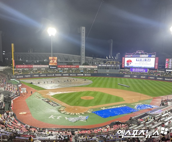 3회말 우천으로 중단됐던 16일 2025 신한 SOL Bank KBO리그 LG 트윈스와 KT 위즈의 팀 간 14번째 맞대결이 그라운드 정비 후 오후 9시 재개 예정이다. 엑스포츠뉴스 수원, 김유민 기자