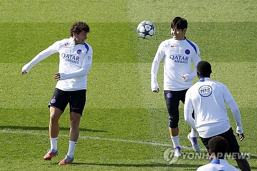 PSG가 16일(한국시간) 공식 홈페이지를 통해 아탈란타와의 2025-2026시즌 유럽축구연맹(UEFA) 챔피언스리그 리그 페이즈 1차전을 앞두고 선수단의 부상자를 알리면서 이강인을 배제했다.   PSG는 오는 18일 오전 4시 프랑스 파리에 있는 PSG 홈구장 파르크 데 프랭스에서 아탈란타와 챔피언스리그 첫 경기를 갖는다.   구단은 프랑스 축구 대표팀 경기에서 부상을 당한 데지레 두에, 우스망 뎀벨레, 그리고 랑스와의 리그1 경기에서 발목이 꺾이는 큰 부상을 당한 루카스 베랄두의 소식만 전했다. 연합뉴스