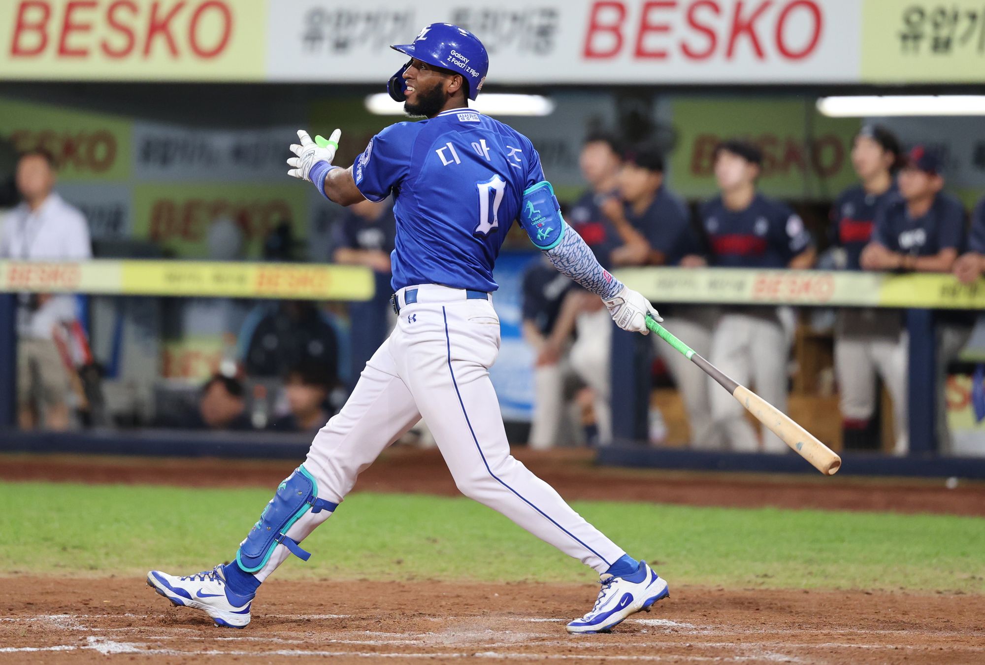 삼성 라이온즈 외국인 타자 르윈 디아즈가 16일 대구 삼성라이온즈파크에서 열린 2025 신한 SOL Bank KBO리그 롯데 자이언츠와의 팀 간 14차전에서 시즌 48호 홈런을 기록했다. 사진 삼성 라이온즈