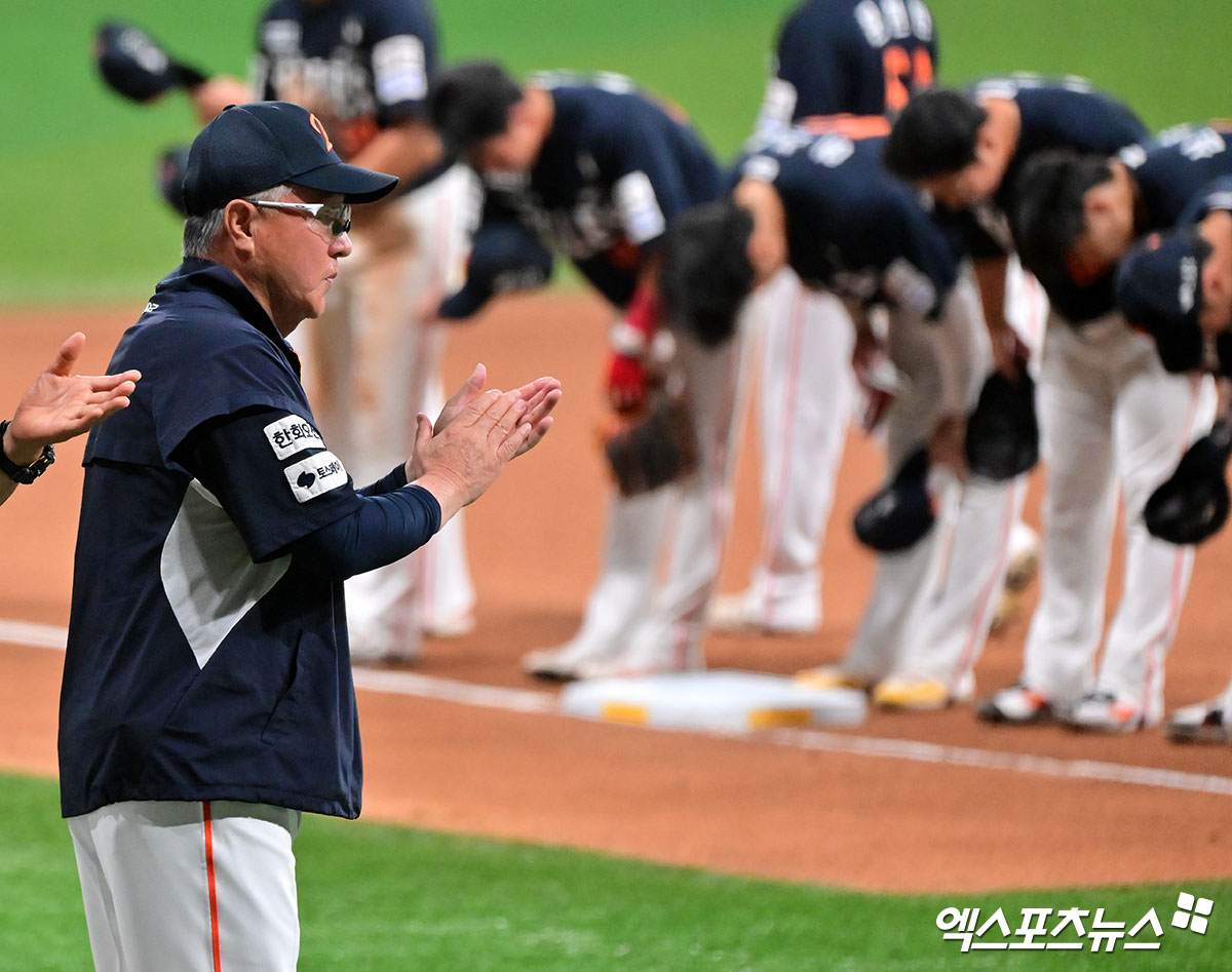 4일 오후 서울 구로구 고척스카이돔에서 열린 '2025 신한 SOL Bank KBO리그' 한화 이글스와 키움 히어로즈의 경기, 한화가 노시환의 결승 홈런에 힘입어 키움에 2:1 승리를 거뒀다. 이날 경기에서 승리한 한화 김경문 감독이 선수단에게 박수를 보내고 있다. 엑스포츠뉴스 DB