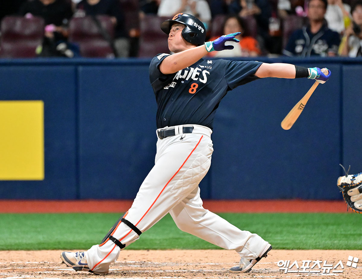 4일 오후 서울 구로구 고척스카이돔에서 열린 '2025 신한 SOL Bank KBO리그' 한화 이글스와 키움 히어로즈의 경기, 9회초 1사 한화 노시환이 솔로 홈런을 날리고 있다. 엑스포츠뉴스 DB