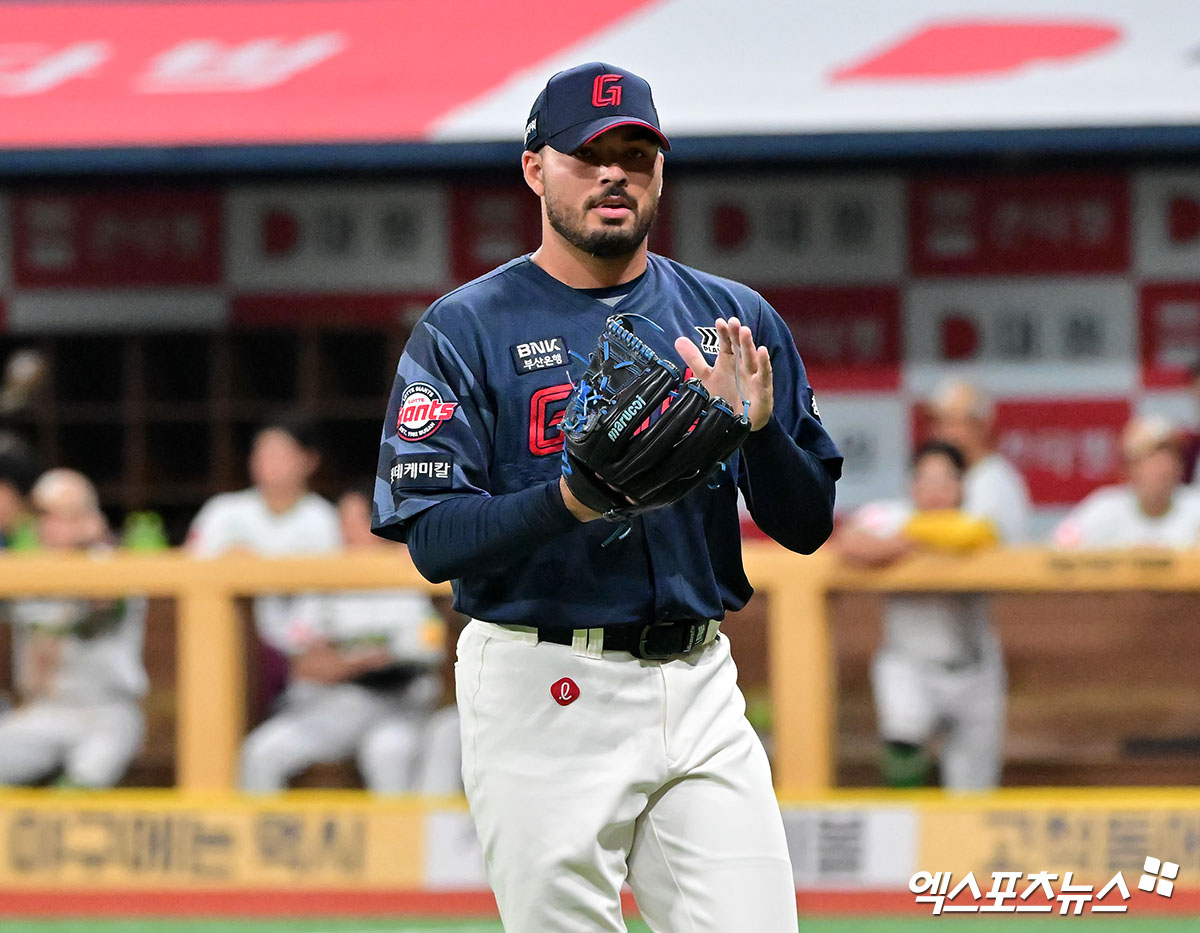 롯데 자이언츠 외국인 투수 알렉 감보아가 9월 17일 대구 삼성라이온즈파크에서 열리는 2025 신한 SOL Bank KBO리그 삼성 라이온즈와의 팀 간 15차전에 선발투수로 나선다. 사진 엑스포츠뉴스 DB