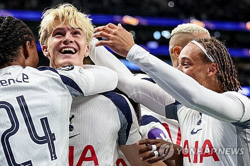 토트넘 홋스퍼가 토마스 프랑크 감독의 '별들의 무대' 데뷔전에서 비야레알을 꺾고 승전고를 울렸다. 토트넘이 자랑하는 유망주 루카스 베리발이 상대의 자책골을 유도한 게 행운으로 이어졌다. 이번 시즌 잉글리시 프리미어리그(EPL)에서 3승1패를 기록하며 쾌조의 출발을 알린 토트넘은 챔피언스리그에서도 이 기세를 이어가며 좋은 흐름을 유지했다. 사진 연합뉴스