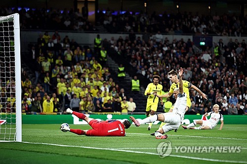 토트넘 홋스퍼가 토마스 프랑크 감독의 '별들의 무대' 데뷔전에서 비야레알을 꺾고 승전고를 울렸다. 토트넘이 자랑하는 유망주 루카스 베리발이 상대의 자책골을 유도한 게 행운으로 이어졌다. 이번 시즌 잉글리시 프리미어리그(EPL)에서 3승1패를 기록하며 쾌조의 출발을 알린 토트넘은 챔피언스리그에서도 이 기세를 이어가며 좋은 흐름을 유지했다. 사진 연합뉴스