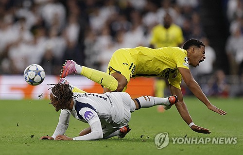 토트넘 홋스퍼가 토마스 프랑크 감독의 '별들의 무대' 데뷔전에서 비야레알을 꺾고 승전고를 울렸다. 토트넘이 자랑하는 유망주 루카스 베리발이 상대의 자책골을 유도한 게 행운으로 이어졌다. 이번 시즌 잉글리시 프리미어리그(EPL)에서 3승1패를 기록하며 쾌조의 출발을 알린 토트넘은 챔피언스리그에서도 이 기세를 이어가며 좋은 흐름을 유지했다. 사진 연합뉴스