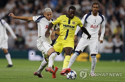 토트넘 홋스퍼가 토마스 프랑크 감독의 '별들의 무대' 데뷔전에서 비야레알을 꺾고 승전고를 울렸다. 토트넘이 자랑하는 유망주 루카스 베리발이 상대의 자책골을 유도한 게 행운으로 이어졌다. 이번 시즌 잉글리시 프리미어리그(EPL)에서 3승1패를 기록하며 쾌조의 출발을 알린 토트넘은 챔피언스리그에서도 이 기세를 이어가며 좋은 흐름을 유지했다. 사진 연합뉴스