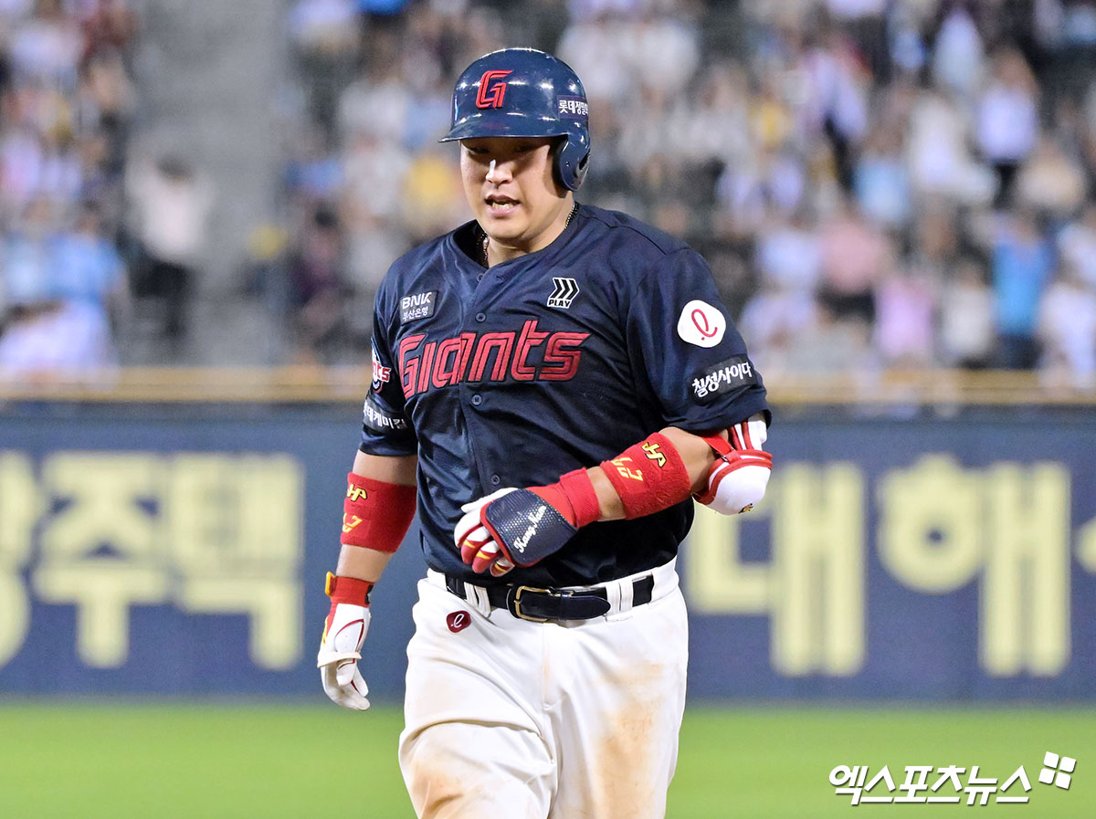 롯데 자이언츠 포수 유강남이 어깨 통증 여파로 2025시즌 잔여 경기 출장 여부가 불투명하다. 사진 엑스포츠뉴스 DB