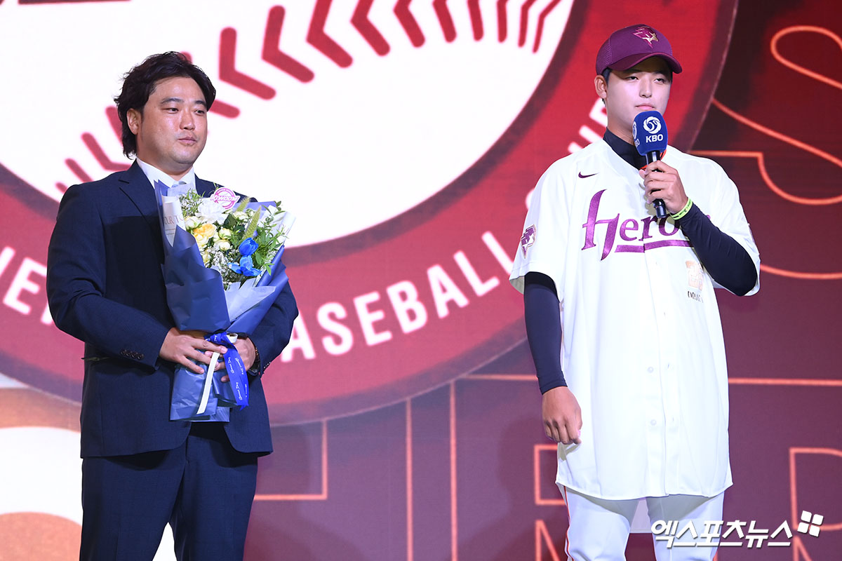 17일 오후 서울 송파구 롯데호텔 월드에서 열린 '2026 KBO 신인 드래프트'에 참석한 키움 히어로즈 전체 1번으로 박준현(천안북일고) 지명된 뒤 소감을 전하고 있다. 엑스포츠뉴스 잠실, 고아라 기자