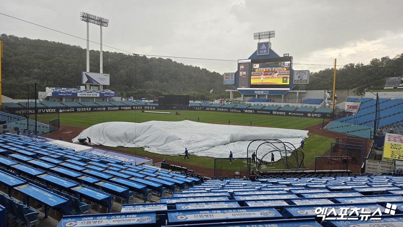17일 대구 삼성라이온즈파크에서 열릴 예정인 2025 신한 SOL Bank KBO리그 삼성 라이온즈와 롯데 자이언츠의 팀 간 15차전이 우천으로 정상 개최 여부가 불투명하다. 사진 엑스포츠뉴스