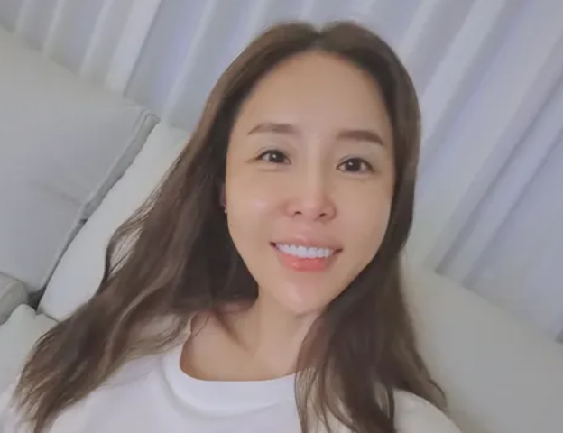 신지가 신혼집 정리 중 행복한 미소를 짓고 있다