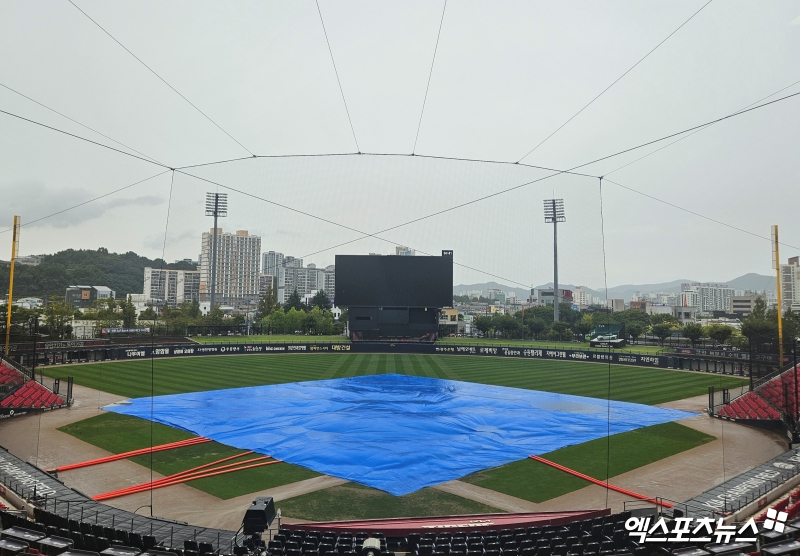 17일 오후 광주-KIA챔피언스필드에서 열리는 '2025 신한 SOL Bank KBO리그' 한화 이글스와 KIA 타이거즈의 경기, 경기 전 그라운드에 방수포가 설치돼 있다. 광주, 유준상 기자