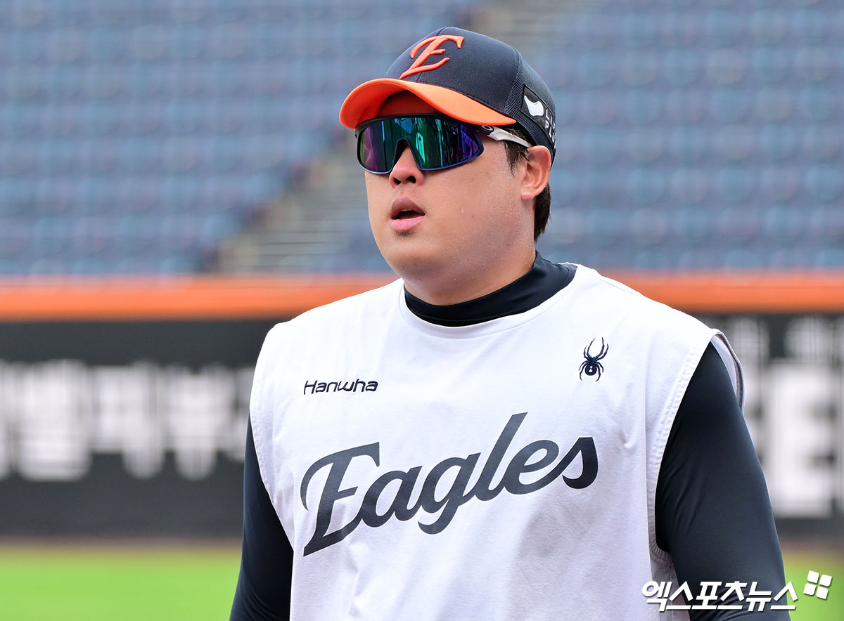 15일 오후 대전 한화생명 볼파크에서 열리는 '2025 신한 SOL Bank KBO리그' 키움 히어로즈와 한화 이글스의 경기, 한화 류현진이 훈련을 마친 후 락커룸으로 이동하고 있다. 엑스포츠뉴스 DB