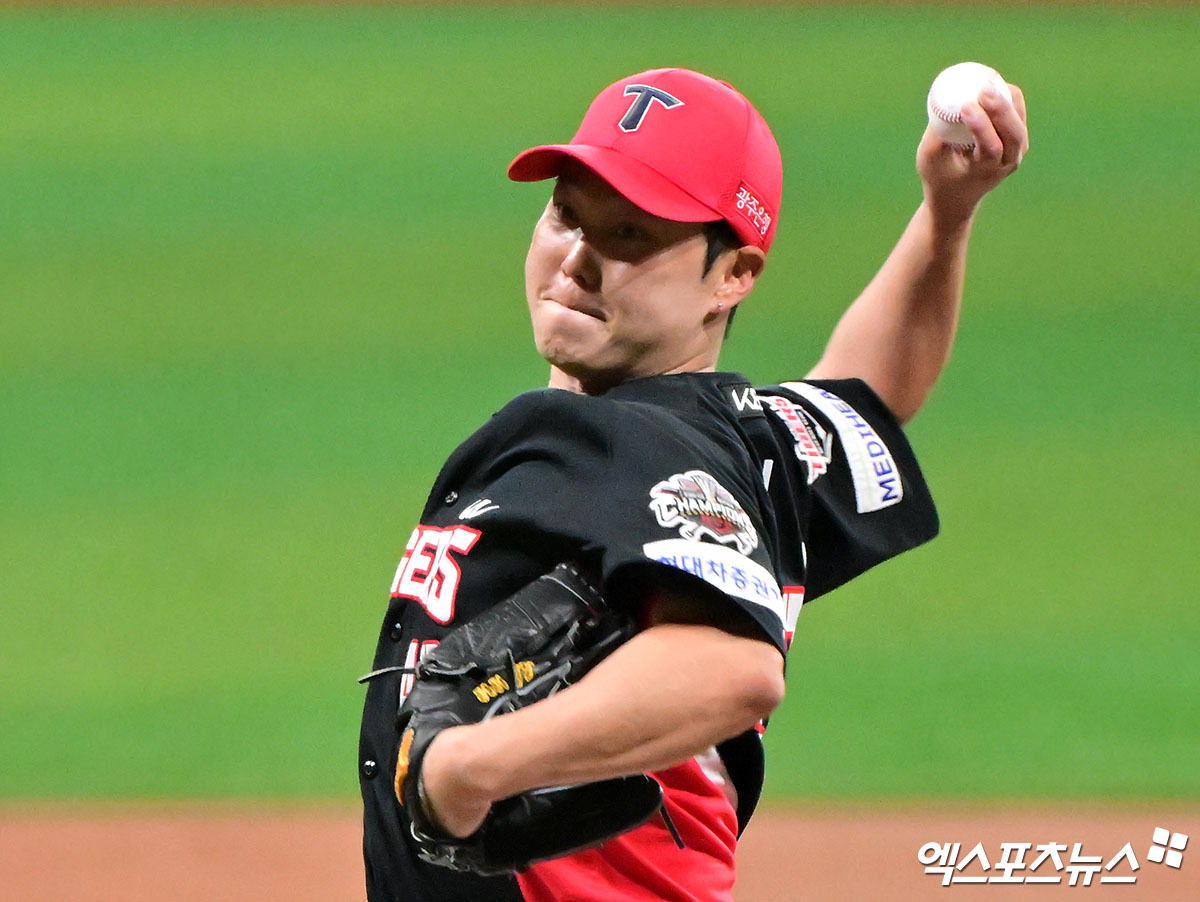 26일 오후 서울 구로구 고척스카이돔에서 열린 '2025 신한 SOL Bank KBO리그' KIA 타이거즈와 키움 히어로즈의 경기, 1회말 KIA 선발투수 김건국이 공을 힘차게 던지고 있다. 엑스포츠뉴스 DB