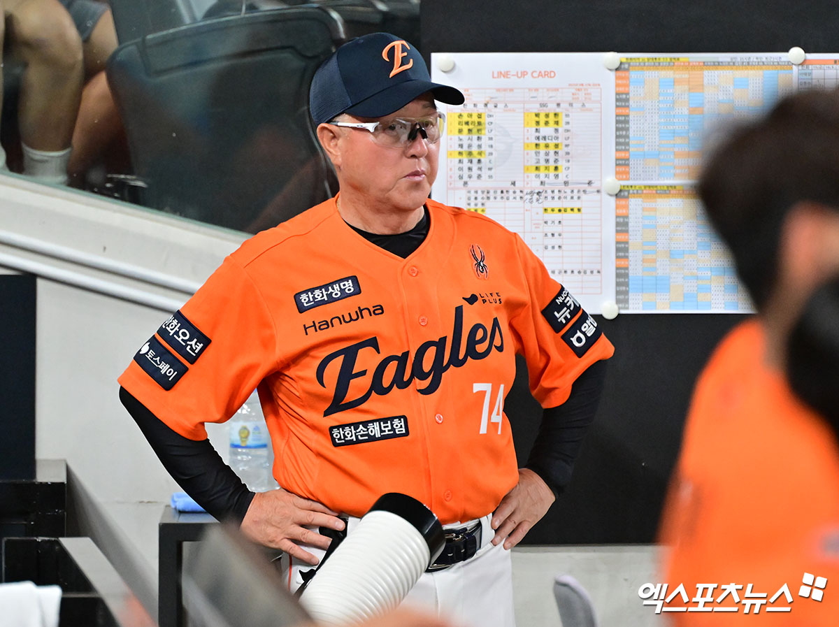 22일 오후 대전 한화생명 볼파크에서 열린 '2025 신한 SOL Bank KBO리그' SSG 랜더스와 한화 이글스의 경기, 한화 김경문 감독이 생각에 잠겨 있다. 엑스포츠뉴스 DB