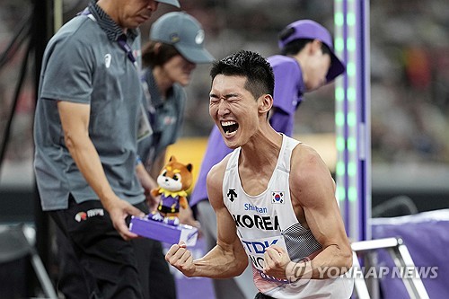 우상혁이 16일 일본 도쿄 국립경기장에서 열린 2025 도쿄 육상세계선수권대회 남자 높이뛰기 결선에서 2m34를 넘어 2위를 차지했다.   절친 해미시 커(뉴질랜드)가 우상혁보다 2cm 더 높은 2m36을 성공하며 금메달을 목에 걸었다. 우상혁은 2위에 올라 2위 상금 3만 5000달러(약 4800만원)를 받는다. 더불어 대한육상연맹이 2022년 5월 정한 '경기력 향상금(포상) 규정'에 따라, 우상혁은 포상금 5000만원을 받는다. 연합뉴스