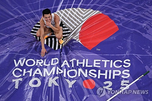 우상혁이 16일 일본 도쿄 국립경기장에서 열린 2025 도쿄 육상세계선수권대회 남자 높이뛰기 결선에서 2m34를 넘어 2위를 차지했다.   절친 해미시 커(뉴질랜드)가 우상혁보다 2cm 더 높은 2m36을 성공하며 금메달을 목에 걸었다. 우상혁은 2위에 올라 2위 상금 3만 5000달러(약 4800만원)를 받는다. 더불어 대한육상연맹이 2022년 5월 정한 '경기력 향상금(포상) 규정'에 따라, 우상혁은 포상금 5000만원을 받는다. 연합뉴스