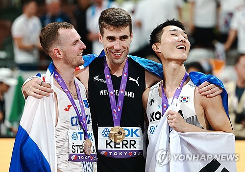 우상혁이 16일 일본 도쿄 국립경기장에서 열린 2025 도쿄 육상세계선수권대회 남자 높이뛰기 결선에서 2m34를 넘어 2위를 차지했다.   절친 해미시 커(뉴질랜드)가 우상혁보다 2cm 더 높은 2m36을 성공하며 금메달을 목에 걸었다. 우상혁은 2위에 올라 2위 상금 3만 5000달러(약 4800만원)를 받는다. 더불어 대한육상연맹이 2022년 5월 정한 '경기력 향상금(포상) 규정'에 따라, 우상혁은 포상금 5000만원을 받는다. 연합뉴스