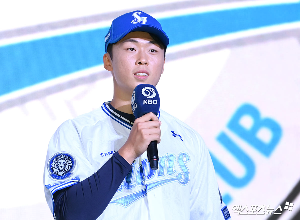 서울고 투수 이호범이 17일 서울 롯데호텔 월드 크리스털 볼룸에서 열린 2026 KBO 신인 드래프트에서 1라운드, 전체 9순위로 삼성 라이온즈에 지명됐다. 사진 고아라 기자