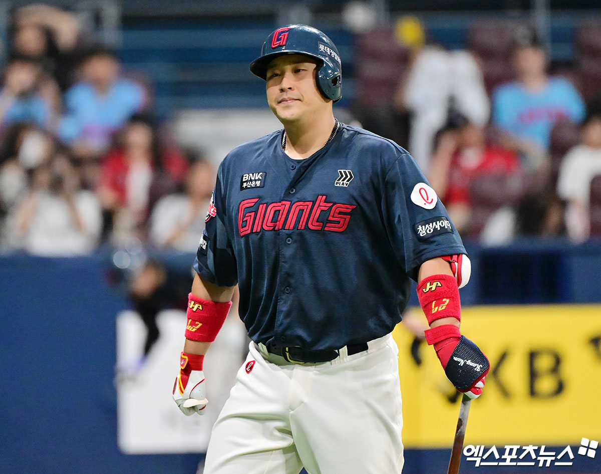 어깨 통증을 앓고 있는 롯데 자이언츠 포수 유강남이 17일 대구 삼성라이온즈파크에서 열리는 2025 신한 SOL Bank KBO리그 삼성 라이온즈와의 팀 간 15차전에 앞서 1군 엔트리에서 말소됐다. 사진 엑스포츠뉴스 DB