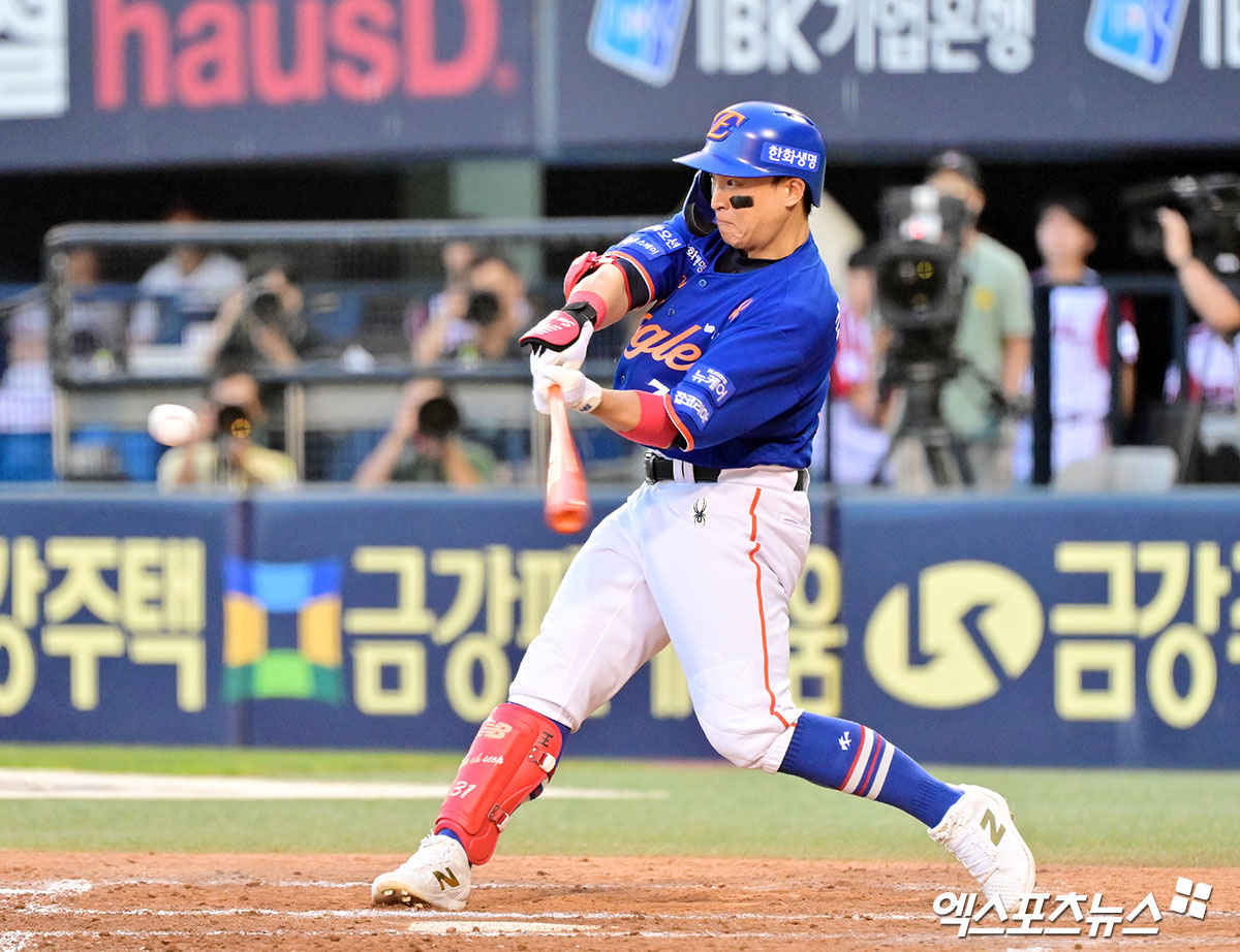 10일 오후 서울 송파구 잠실야구장에서 열리는 '2025 신한 SOL Bank KBO리그' 한화 이글스와 LG 트윈스의 경기, 5회초 1사 2루 한화 손아섭이 1타점 2루타를 날리고 있다. 엑스포츠뉴스 DB