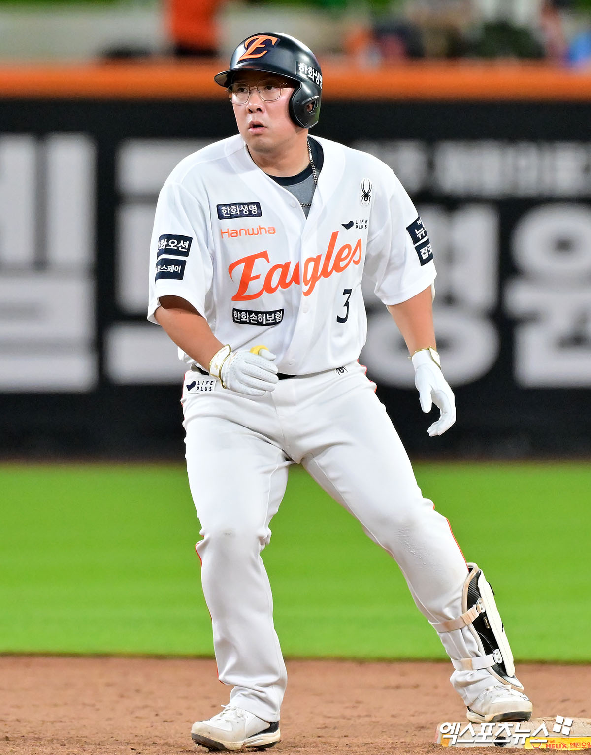 29일 오후 대전 한화생명 볼파크에서 열린 '2025 신한 SOL Bank KBO리그' 삼성 라이온즈와 한화 이글스의 경기, 9회말 무사 1,2루 한화 안치홍이 1타점 2루타를 날리고 있다. 엑스포츠뉴스 DB