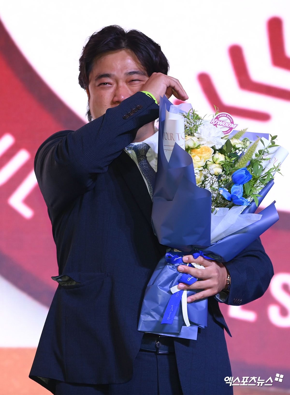 17일 오후 서울 송파구 롯데호텔 월드에서 열린 '2026 KBO 신인 드래프트'에 참석한 키움 히어로즈 전체 1번 박준현(천안북일고)이 지명된 뒤 아버지 박석민 전 코치가 눈물을 흘리고 있다. 엑스포츠뉴스 잠실, 고아라 기자