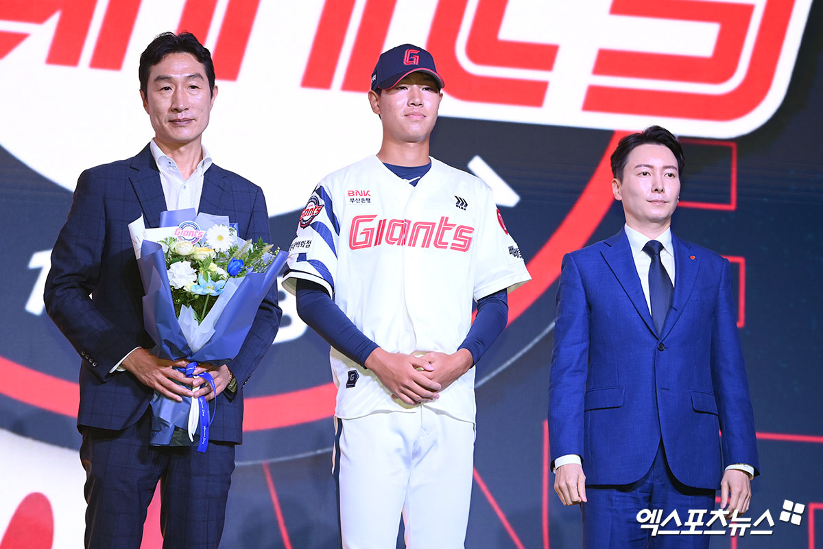 동산고 투수 신동건(가운데)이 17일 서울 롯데호텔 월드 크리스털 볼룸에서 열린 2026 KBO리그 신인드래프트에서 1라운드 전체 4순위로 롯데 자이언츠에 지명됐다. 사진 고아라 기자