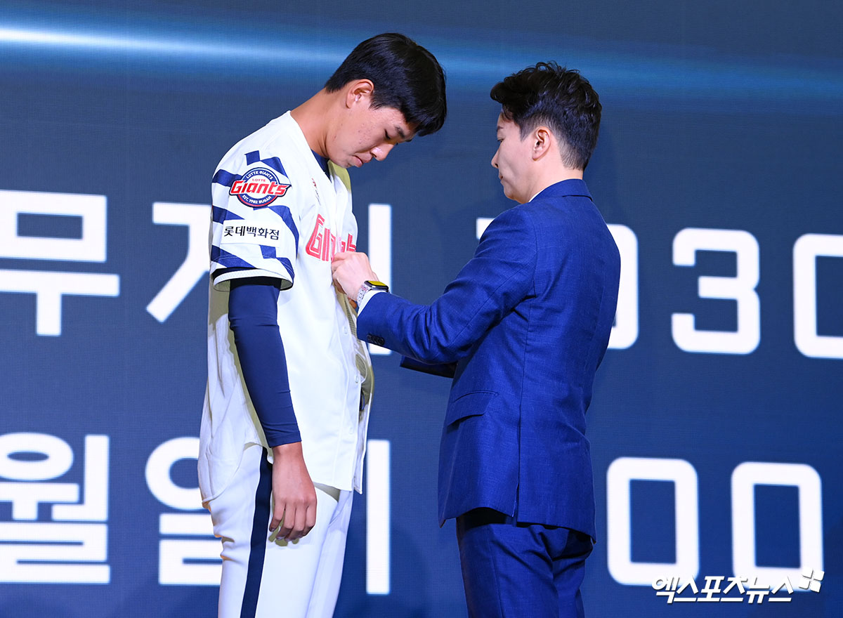 동산고 투수 신동건(왼쪽)이 17일 서울 롯데호텔 월드 크리스털 볼룸에서 열린 2026 KBO리그 신인드래프트에서 1라운드 전체 4순위로 롯데 자이언츠에 지명됐다. 사진 고아라 기자