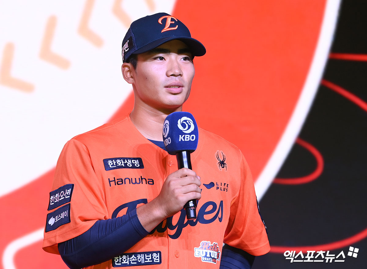17일 오후 서울 송파구 롯데호텔 월드에서 열린 '2026 KBO 신인 드래프트'에 참석한 한화 이글스에서 1라운즈 3순위 오재원(유신고)이 지명된 뒤 소감을 전하고 있다. 잠실, 고아라 기자