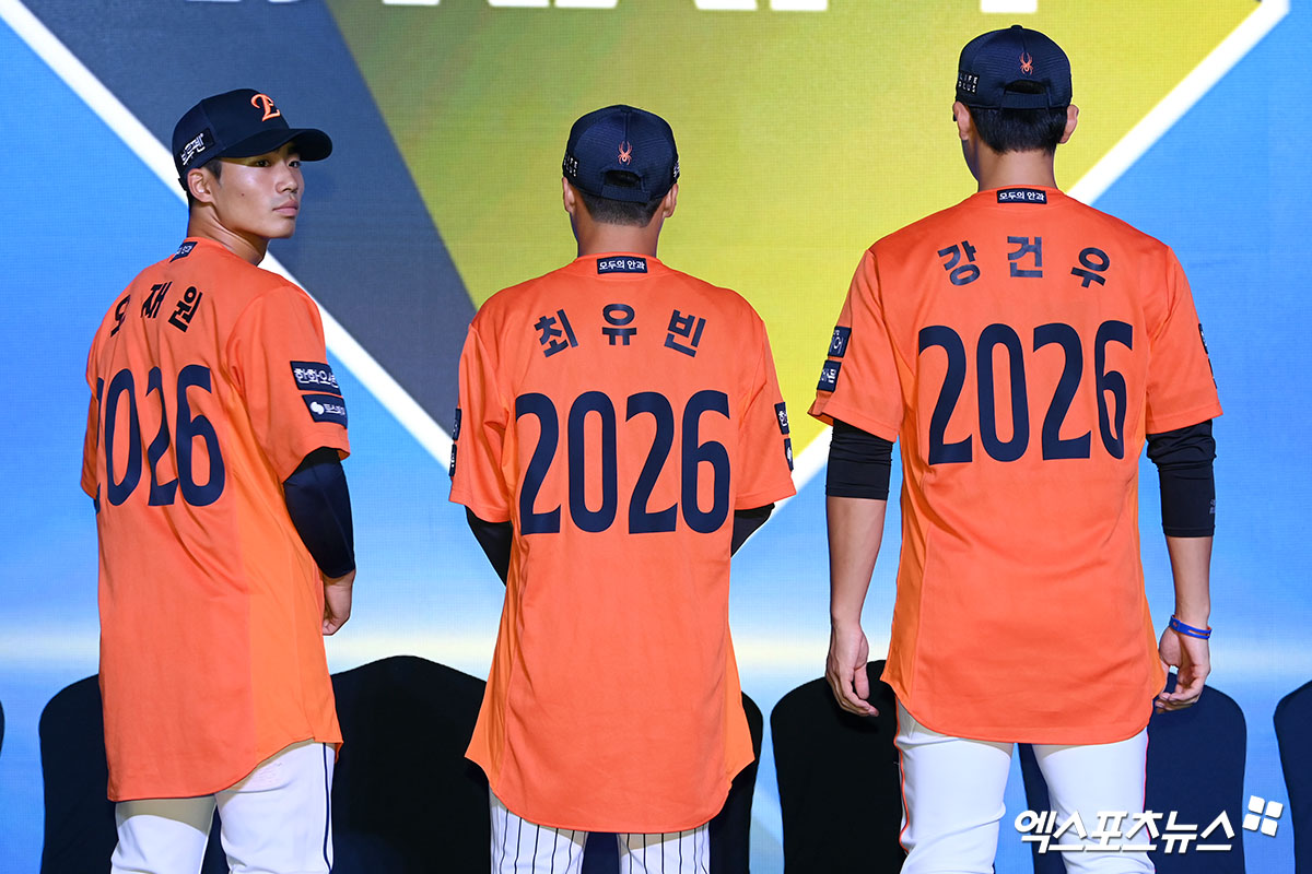 17일 오후 서울 송파구 롯데호텔 월드에서 열린 '2026 KBO 신인 드래프트'에 참석해 한화 이글스의 지명을 받은 오재원, 최유빈, 강건우가 유니폼을 입고 기념 촬영을 하고 있다. 잠실, 고아라 기자