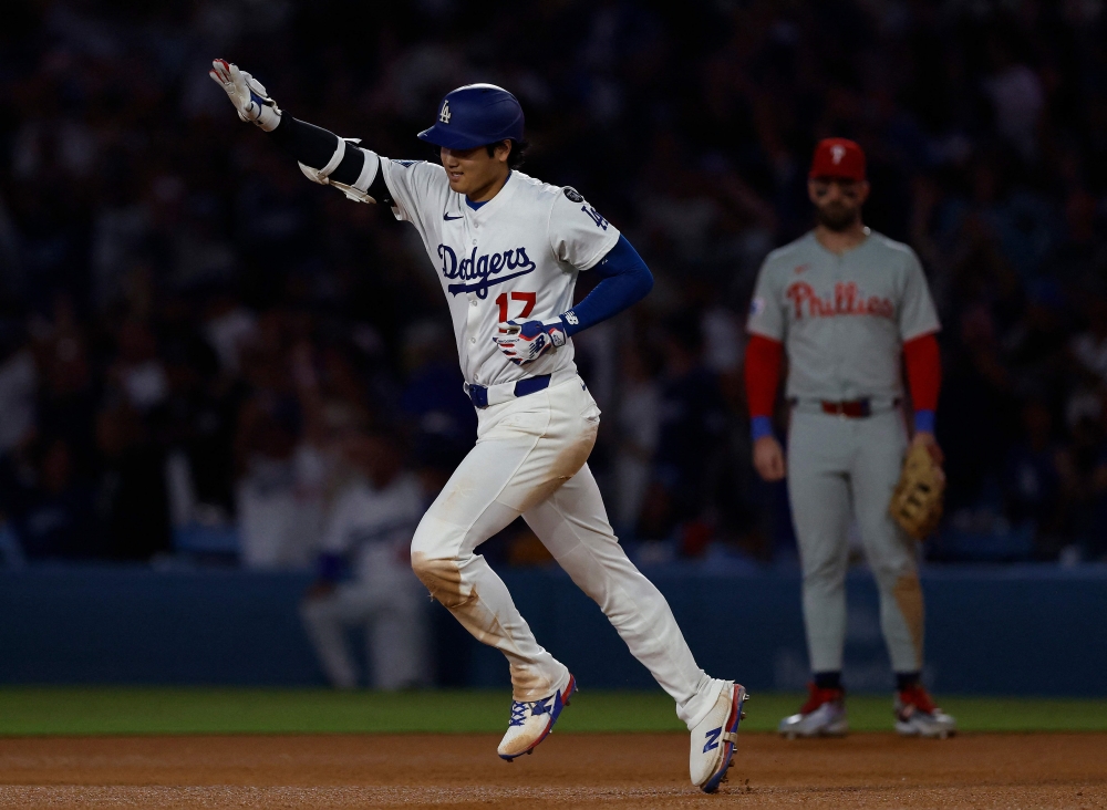 LA 다저스 오타니 쇼헤이가 17일 미국 캘리포니아주 로스앤젤레스의 다저스타디움에서 열린 2025 MLB 필라델피아 필리스와의 홈경기에 1번타자 겸 선발투수로 나왔다. 투수로 5이닝 무피안타 1볼넷 5탈삼진 무실점을 기록했고, 타석에서는 5타수 2안타(1홈런) 1타점 1득점을 올렸다. AFP 연합뉴스