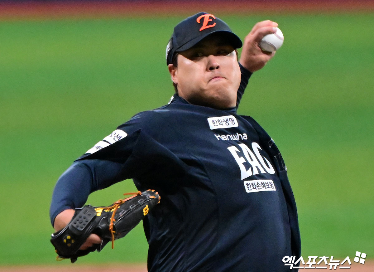 5일 오후 서울 구로구 고척스카이돔에서 열린 '2025 신한 SOL Bank KBO리그' 한화 이글스와 키움 히어로즈의 경기, 1회말 한화 선발투수 류현진이 공을 힘차게 던지고 있다. 엑스포츠뉴스 DB