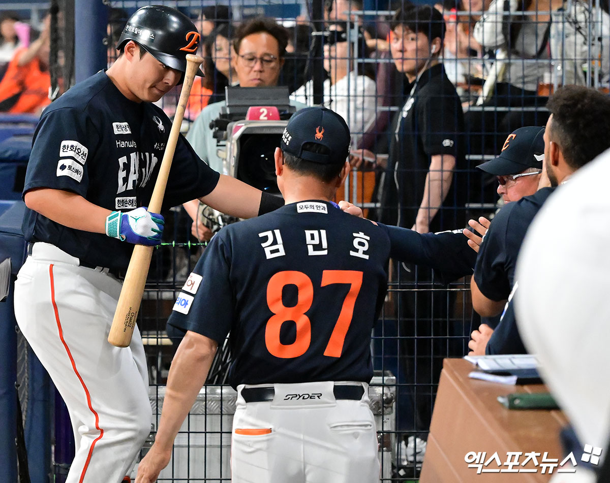 4일 오후 서울 구로구 고척스카이돔에서 열린 '2025 신한 SOL Bank KBO리그' 한화 이글스와 키움 히어로즈의 경기, 9회초 1사 한화 노시환이 솔로 홈런을 날린 후 김경문 감독과 하이파이브를 하고 있다. 엑스포츠뉴스 DB