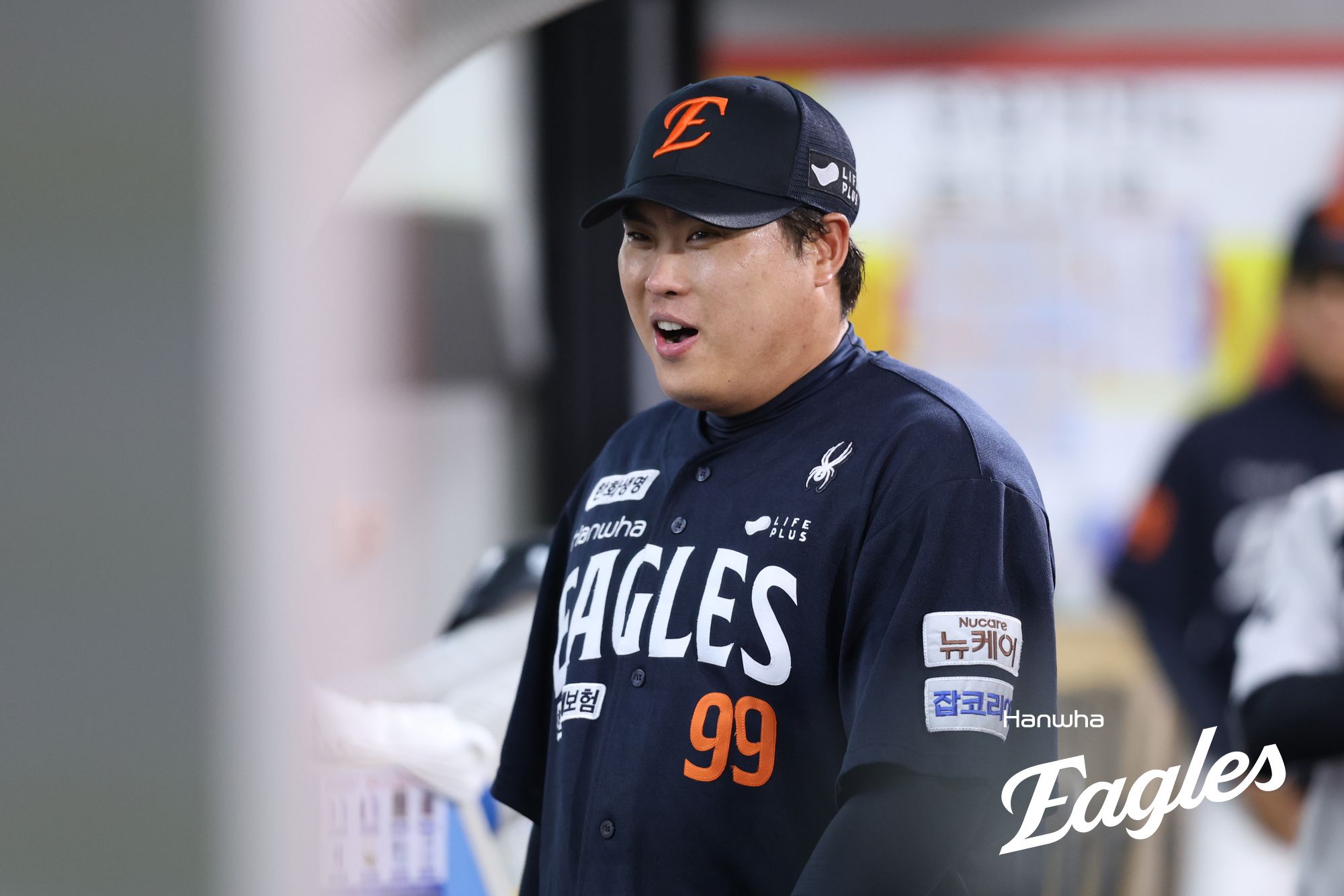 한화 이글스 류현진은 17일 광주-KIA챔피언스필드에서 열린 2025 신한 SOL Bank KBO리그 KIA 타이거즈와의 시즌 15차전에 선발 등판해 5이닝 7피안타(1피홈런) 1사사구 8탈삼진 2실점으로 시즌 9승을 달성, 개인 3연승을 질주했다. 한화 이글스