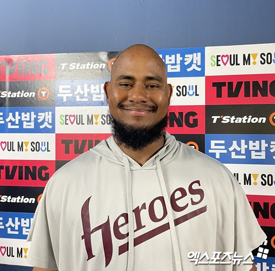 키움 히어로즈 외국인 투수 크리스토퍼 메르세데스는 17일 서울 잠실야구장에서 열린 2025 신한 SOL Bank KBO리그 두산 베어스와 원정경기에 선발 등판, 7이닝 5피안타(1피홈런) 무사사구 6탈삼진 1실점을 기록하고 시즌 3번째 승리를 따냈다. 메르세데스가 경기 후 취재진과 인터뷰에 응하고 있다. 엑스포츠뉴스 잠실, 김유민 기자