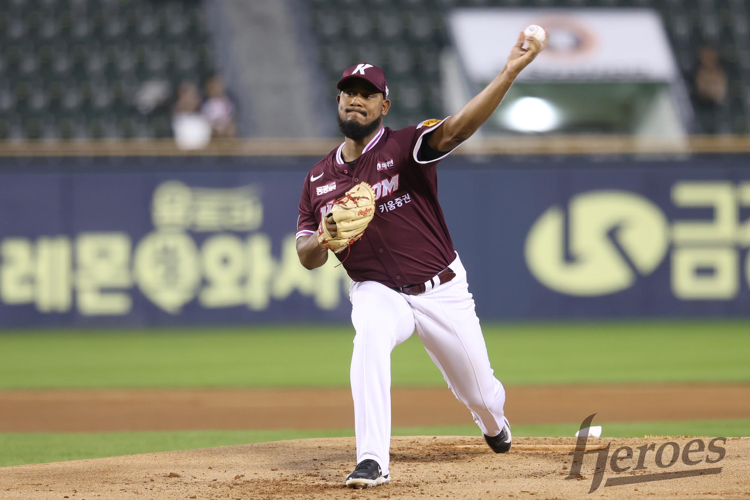 키움 히어로즈 외국인 투수 크리스토퍼 메르세데스는 17일 서울 잠실야구장에서 열린 2025 신한 SOL Bank KBO리그 두산 베어스와 원정경기에 선발 등판, 7이닝 5피안타(1피홈런) 무사사구 6탈삼진 1실점을 기록하고 시즌 3번째 승리를 따냈다. 엑스포츠뉴스 잠실, 김유민 기자